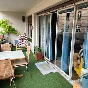 Grand Avec Balcon Et Parking Gratuit Sur Place Paris